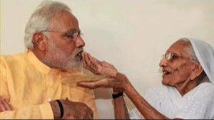 Modi eating food with his mother's hands