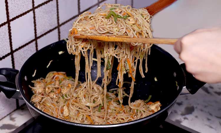 spicy chicken hakka noodles